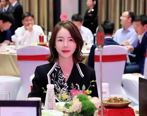 品牌调性：奢侈品发布会沉浸式花艺场景打造